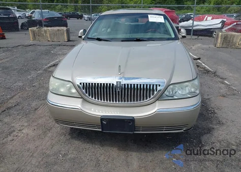 2005 Lincoln Town Car Signature Limited из США, поврежденный, VIN 1LNHM82W85Y626455